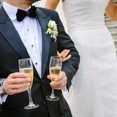 Para Młoda z szampanem