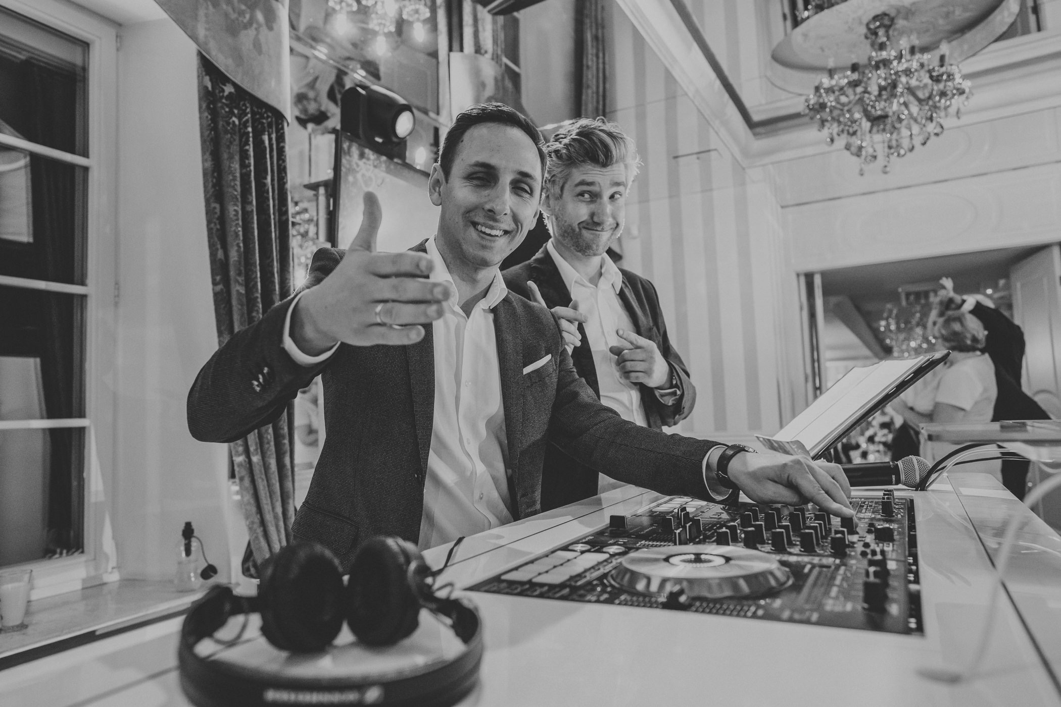 DJ-e Fokus Group przy konsolecie podczas wesela – Gdańsk