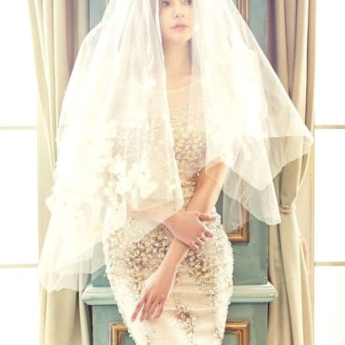 Pani Młoda stojąca w sukni Ślubnej