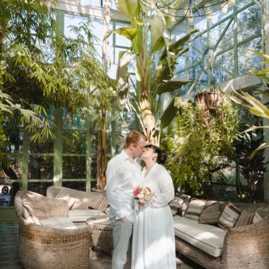 Para Młoda w strefie relaksu, idealna atrakcja na wesele